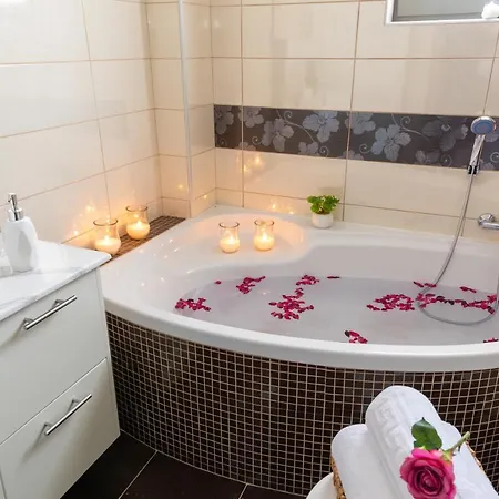 Odysseia Pool & Private Jacuzzi 2min Kremastí