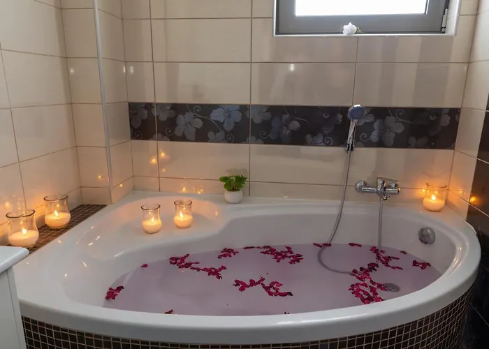 Odysseia Pool & Private Jacuzzi 2min شقة Kremastí