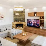 Odysseia Pool & Private Jacuzzi 2min *