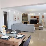 Odysseia Pool & Private Jacuzzi 2min *