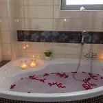 Odysseia Pool & Private Jacuzzi 2min Apartamento Kremastí